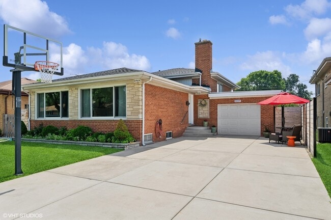 Primary Photo - 5669 N Kerbs Ave