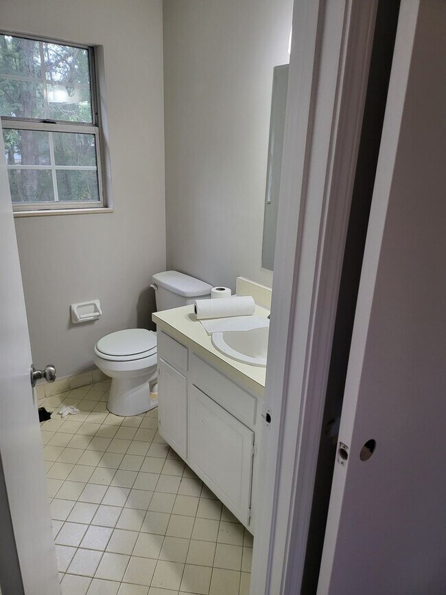 Building Photo - Large two-story colonial style home, Antioch