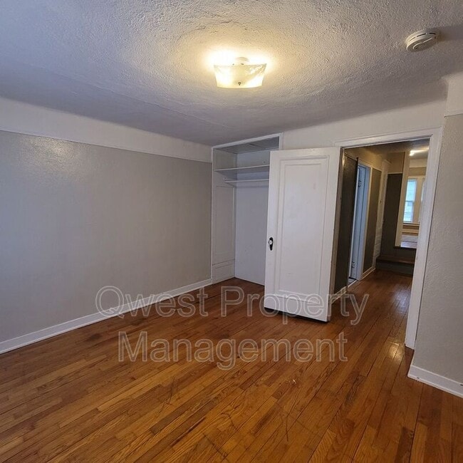 Building Photo - 3866 Henry St SW