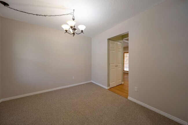 Building Photo - Spacious 4 Bed, 3 Bath Pet-Friendly Home w...