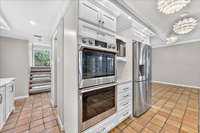 Building Photo - 5305 Greenbriar Dr