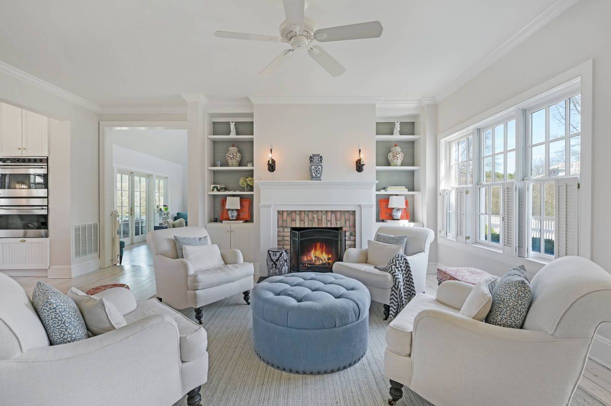 Building Photo - 121 Post Ln