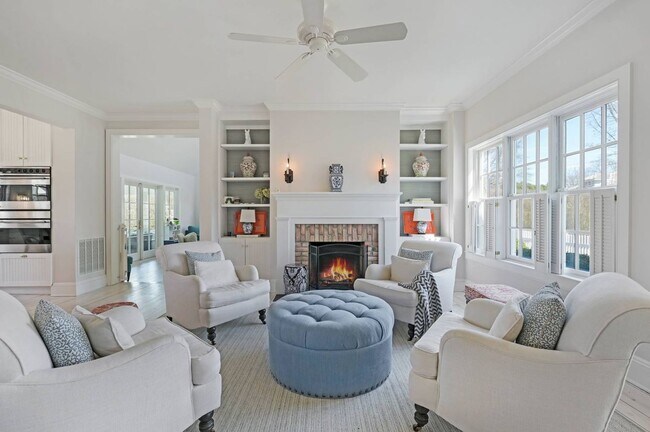 Building Photo - 121 Post Ln