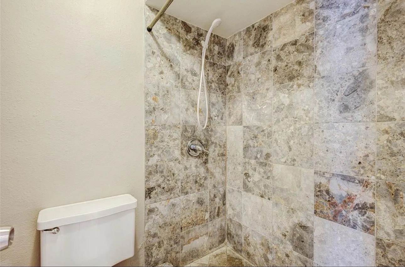 Building Photo - Room in Condo on Fleetwood Oaks Ave
