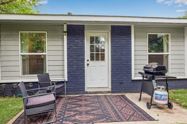 Building Photo - 5013 Valleyview Dr