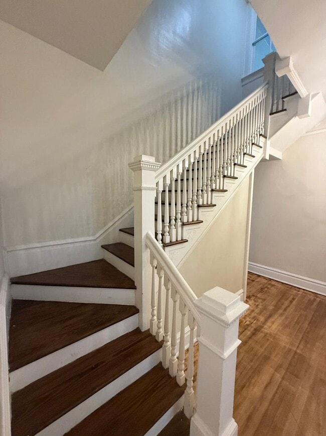 Building Photo - ** 4 bed 3 bath located in the Garden Dist...
