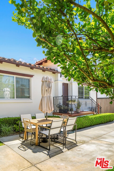 Building Photo - 1350 N Stanley Ave