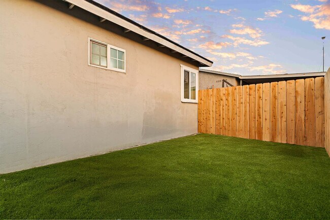 Building Photo - 606 S Sunshine Ave