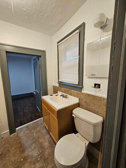 Building Photo - 1131 S Pope Ave