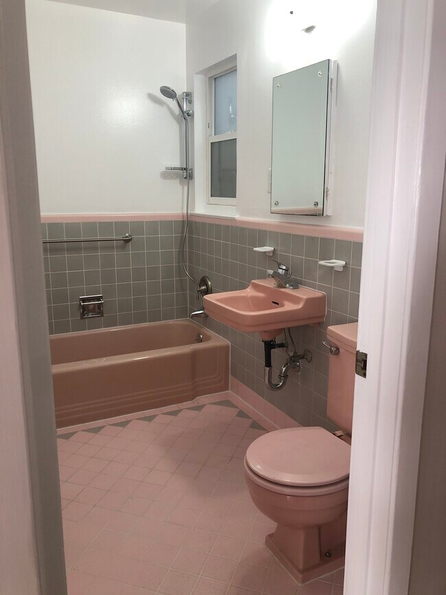 Building Photo - 2233 Taraval St