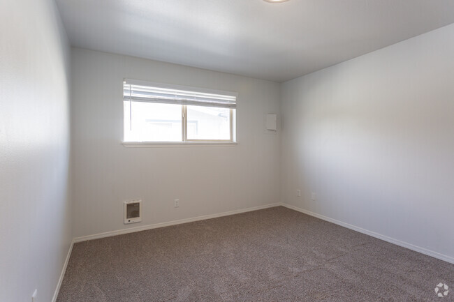 2BR, 1BA - 722SF - Kentwood Apartments