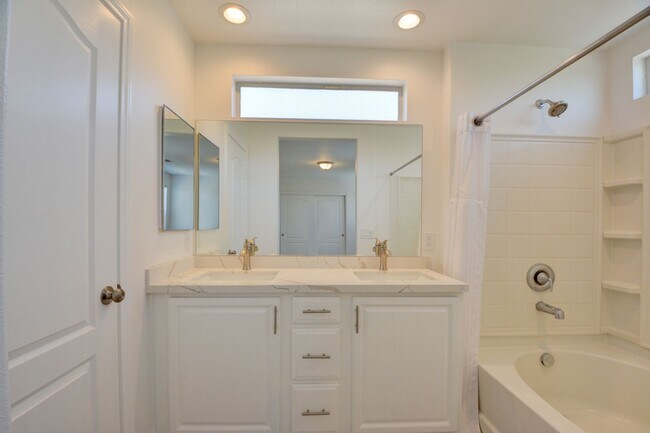 Building Photo - 2 Story 2 Bedroom Gated Community Amazing Location