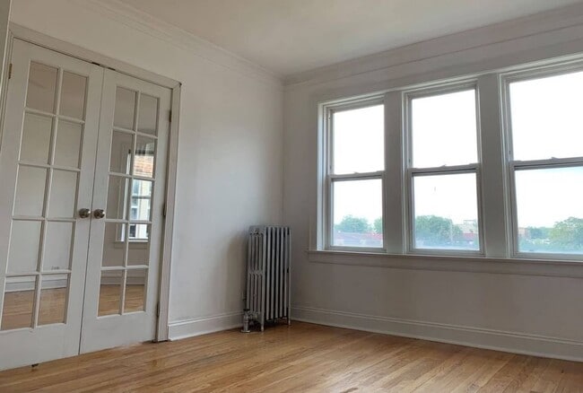 Building Photo - 2638 W Summerdale Ave