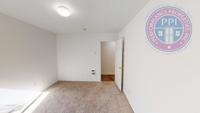 Building Photo - Desirable West Linn Location / Walk To The...