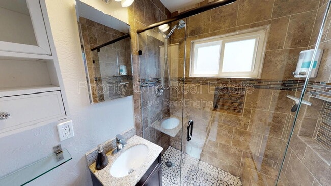 Building Photo - 4102 Ingraham St