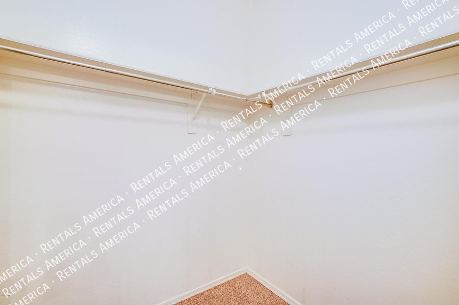 Building Photo - 2727 S Equestrian Dr