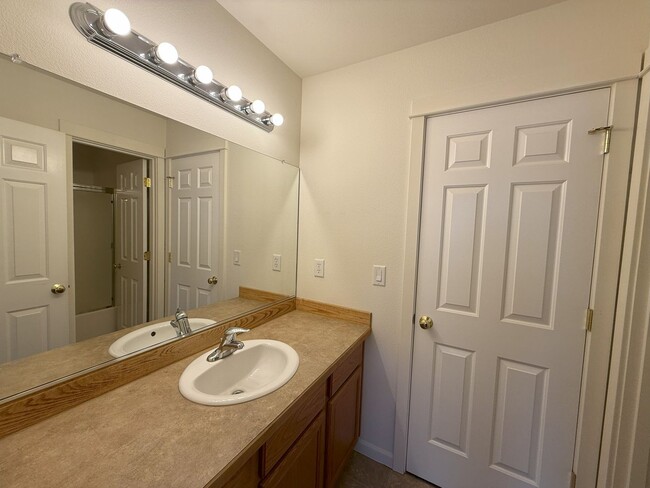 Building Photo - FANTASTIC 3 BEDROOM AND 2.5 BATHROOM TOWNHOUSE IN REDMOND!