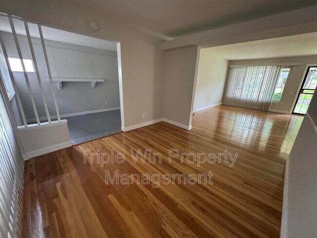 Building Photo - 10655 Hallwood Dr