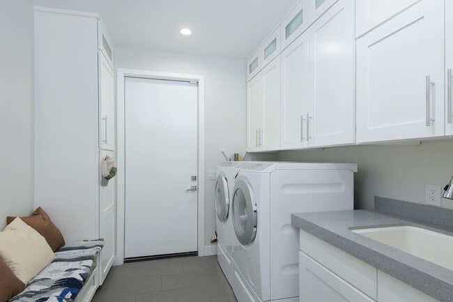 Building Photo - 2423 E Lincoln Cir