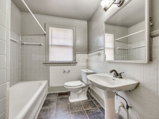 Building Photo - 816 NE 20th St