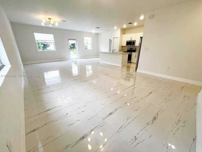 Building Photo - 833 SE 26th Rd