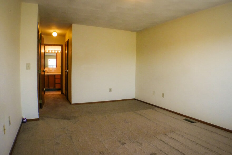 Building Photo - 3858 S Chalet Cir