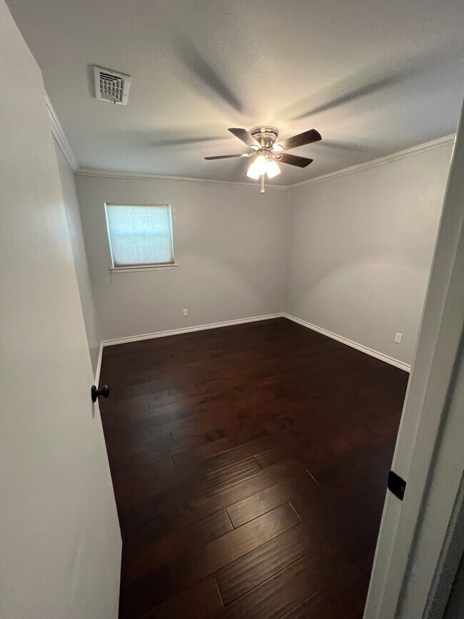 Building Photo - 1821 E Cedar Elm Dr