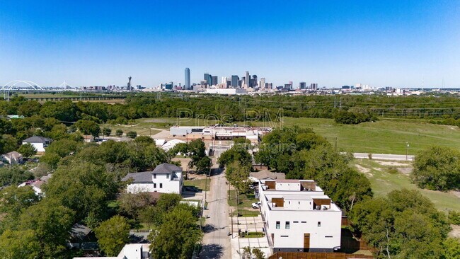 Building Photo - 410 Avenue L