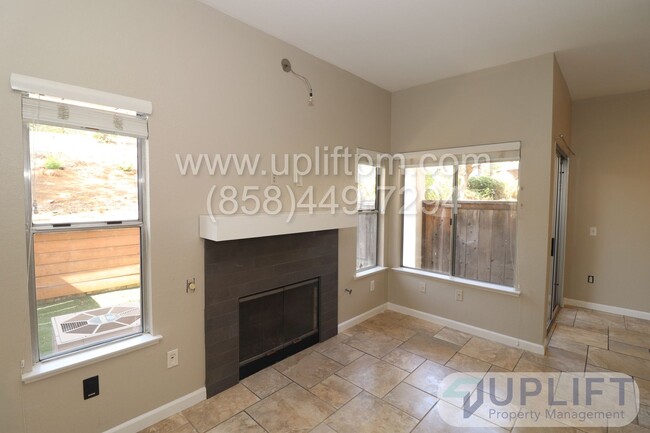 Building Photo - 2 Bed, 2.5 Bath condo w/ parking & pool!