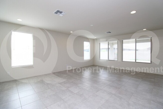 Building Photo - 5866 N 86th Ln