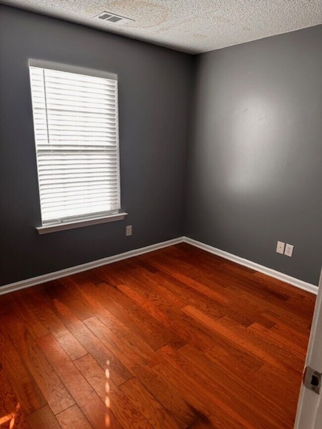 Building Photo - MOVE IN READY!