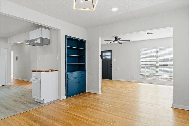 Building Photo - 2551 W Summit Ave.