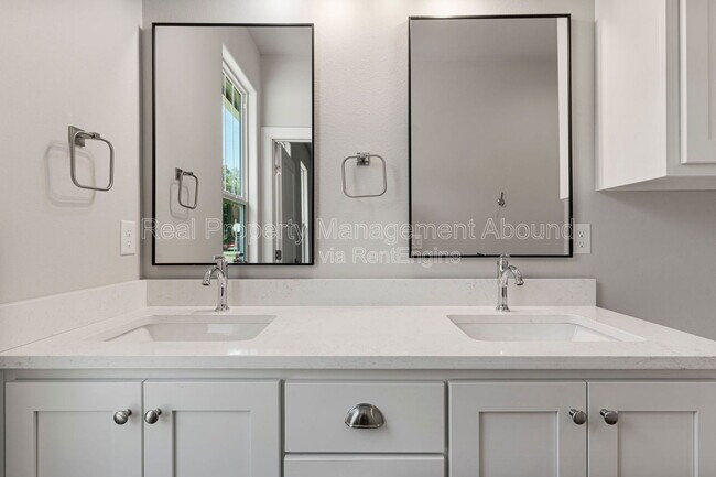 Building Photo - 101 E 11th St S