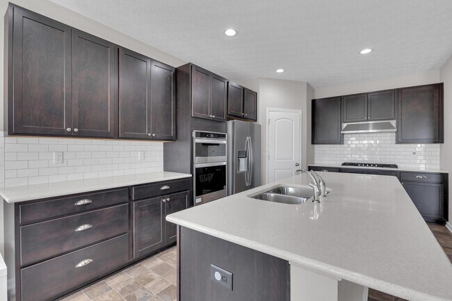 Building Photo - 2390 Glenvale Dr
