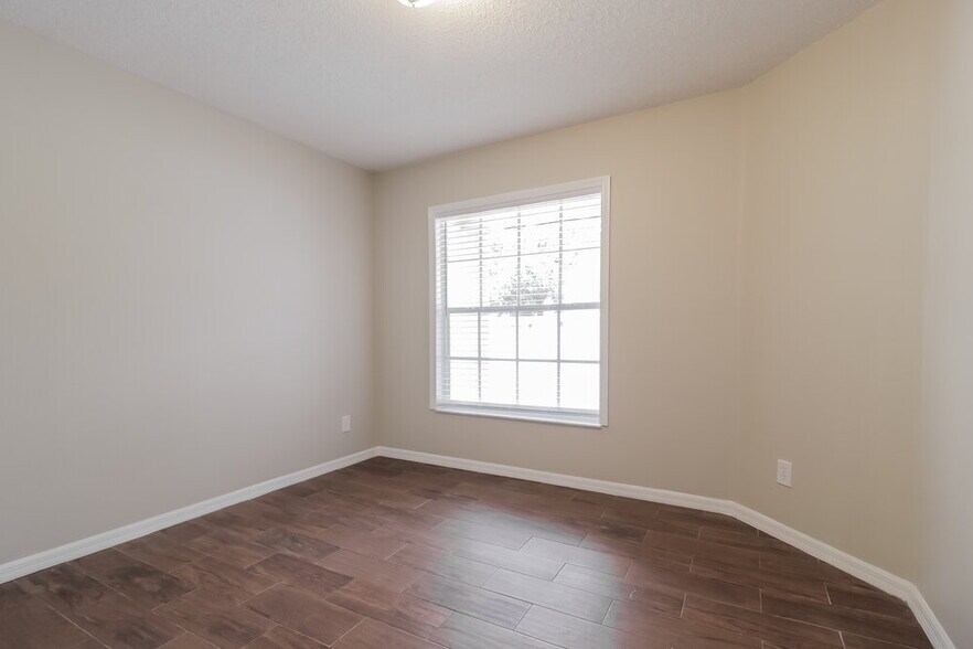 Building Photo - 13621 Meadowpark Ave