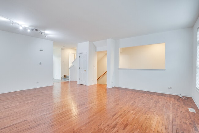 Building Photo - 401 N Commerce St