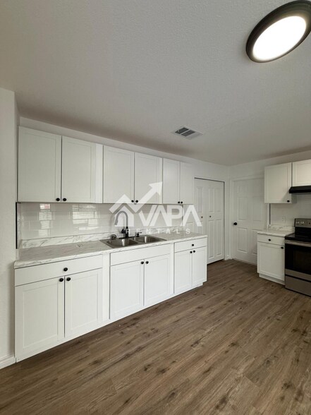 Building Photo - 4028 Coral Sunrise