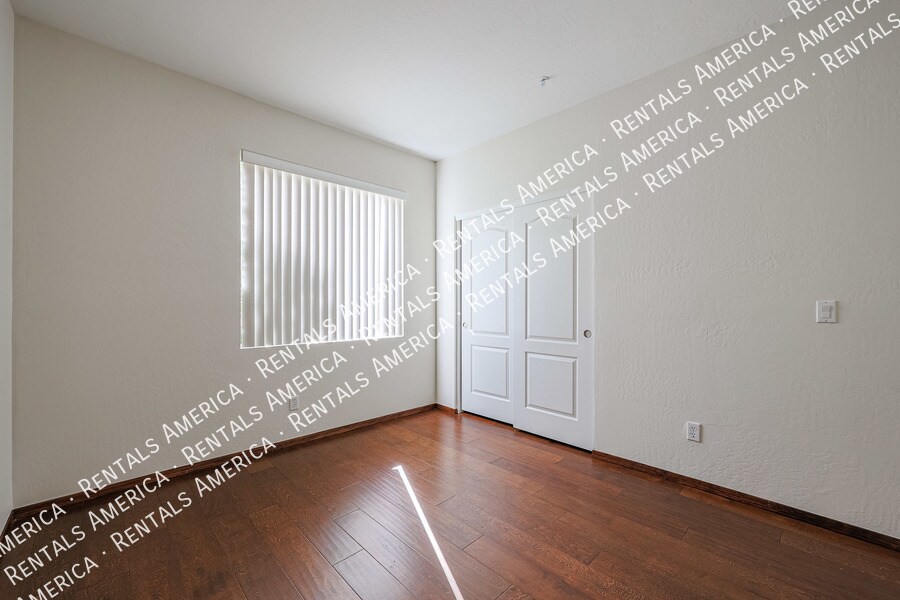 Building Photo - 10232 E Meadow Hill Dr