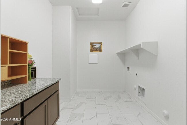 Building Photo - 1083 E Holland Park Dr