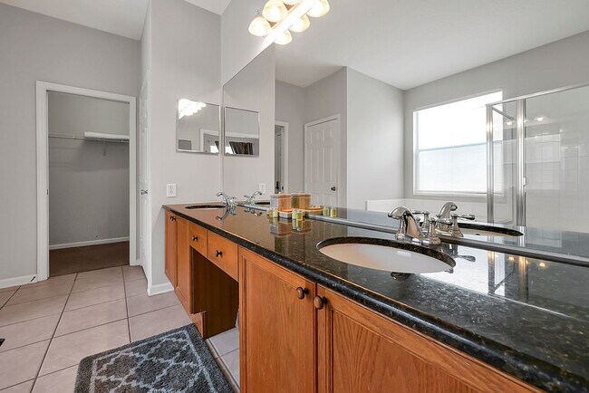 Building Photo - 8157 Sun Palm Dr
