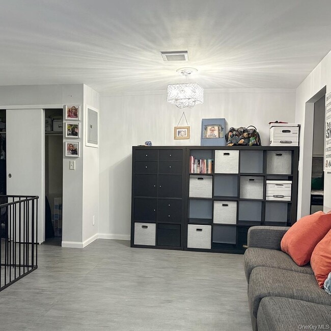 Building Photo - 13 Pinebrook Pl