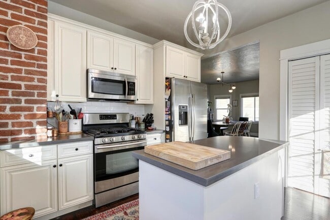 Building Photo - Beautifully Renovated 5 Bedroom Midtown Home