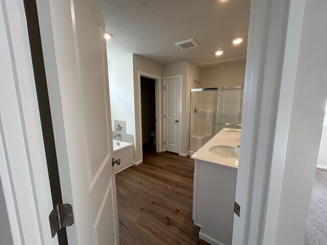 Building Photo - 294 E Viceroy Ave