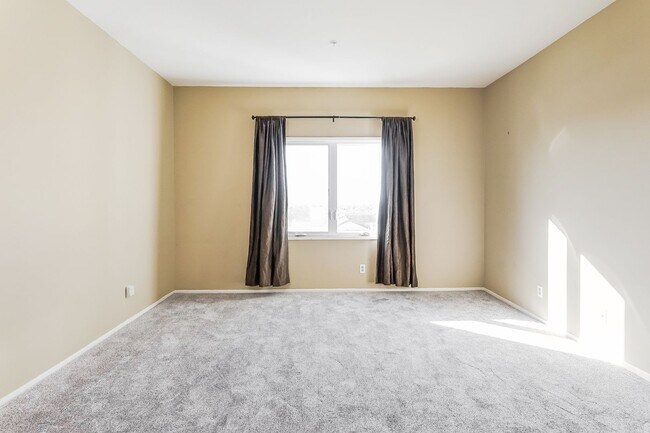 Building Photo - PENTHOUSE-STYLE UNIT IN SIGNAL HILL  w/180 degree Views 3Br/2Ba $3750mo