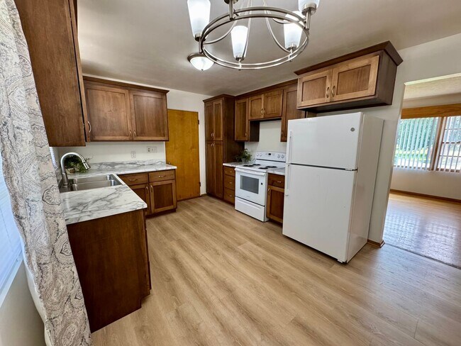 Building Photo - New Kitchen & Flooring! JUST LISTED!