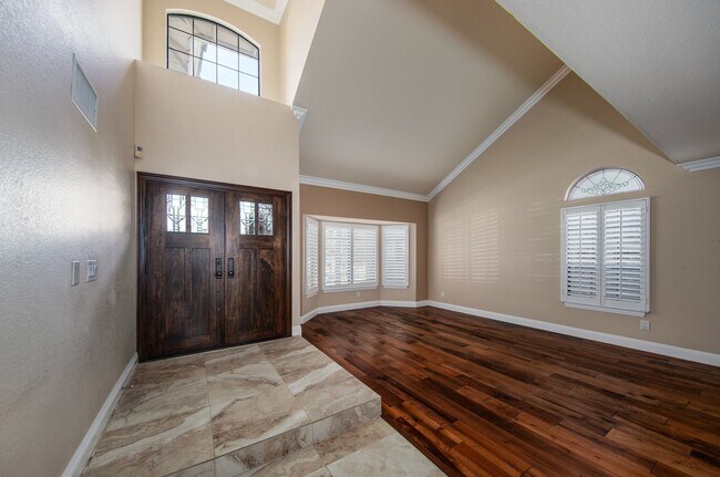 Building Photo - 26253 Cresthaven Ct