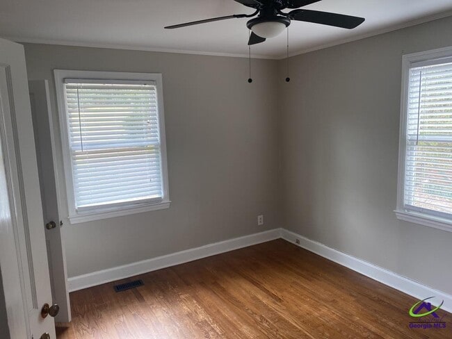 Building Photo - 2740 Northwoods Dr S