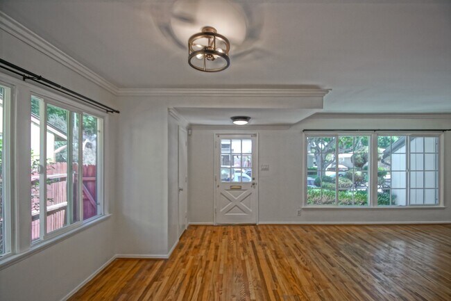 Building Photo - Incredibly Charming & Bright 3BR2BA Home w...