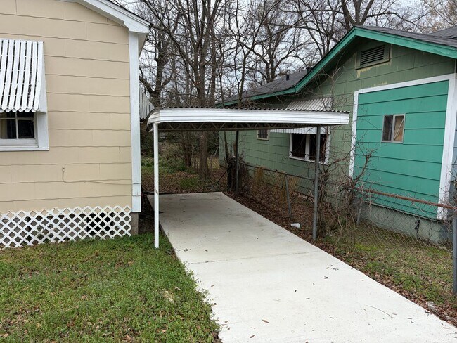 Building Photo - Beautiful 2 Bedroom home in Queensborough