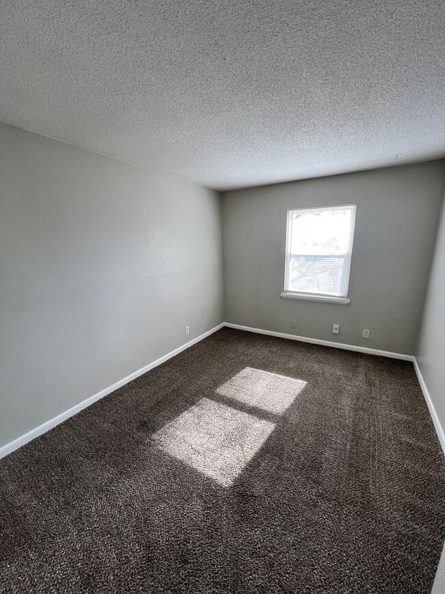 Building Photo - 2-Bed, 1-Bath Apartment with Garage Parking!